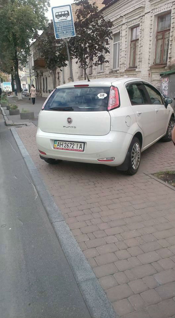 Водії з Донецька паркуються прямо на столичних автобусних зупинках - фото 1