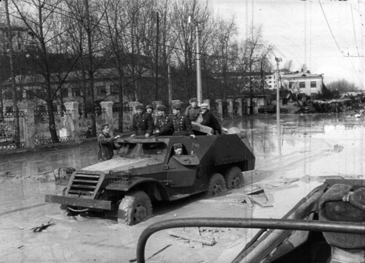 радянські військові їдуть вулицею, залитою брудом внаслідок куренівської трагедії