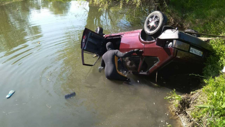 На Запорожье автомобиль слетел в озеро. Есть погибшая