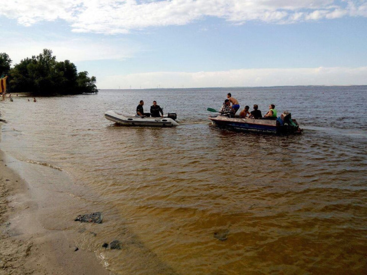 На Каховском водохранилище утонул парусник, люди спаслись на необитаемом острове 