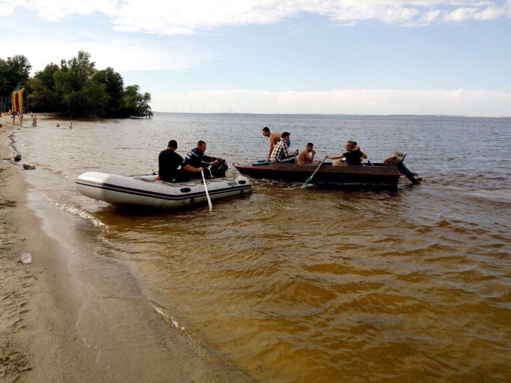 На Каховском водохранилище утонул парусник, люди спаслись на необитаемом острове 