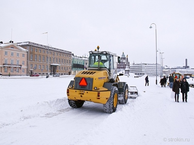 Фінські комунальники чистять територію і парковку поруч з будинком