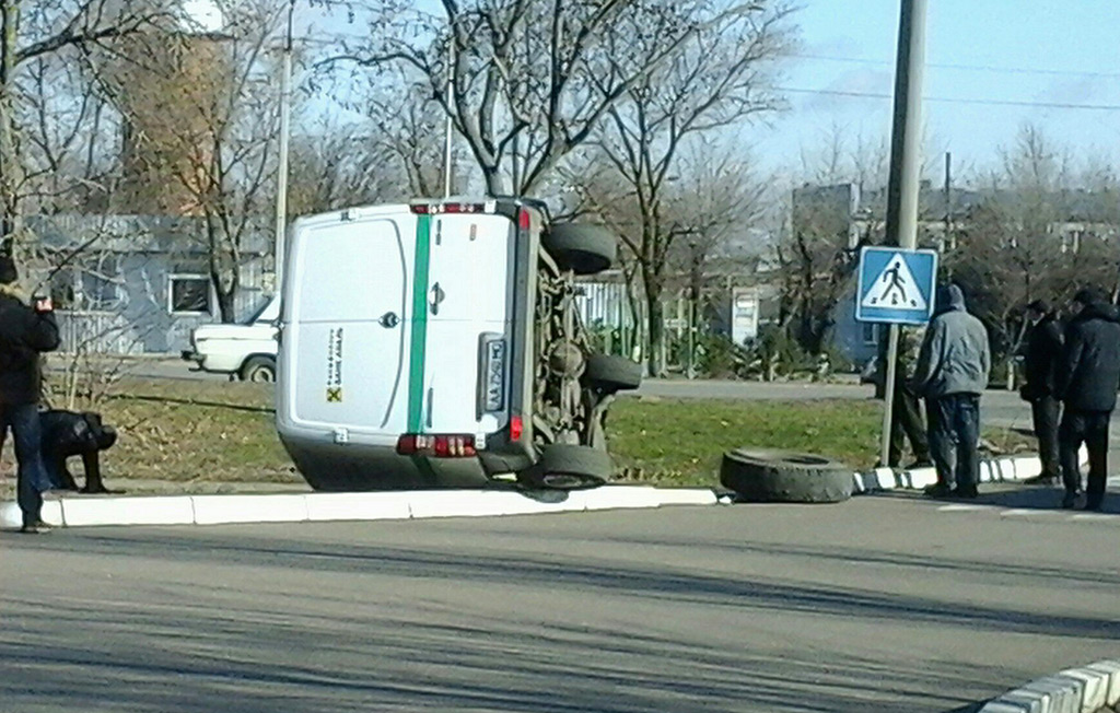 У Бердянську перевернувся фургон з грошима  - фото 2