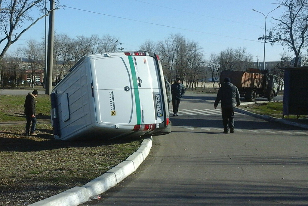 У Бердянську перевернувся фургон з грошима  - фото 3