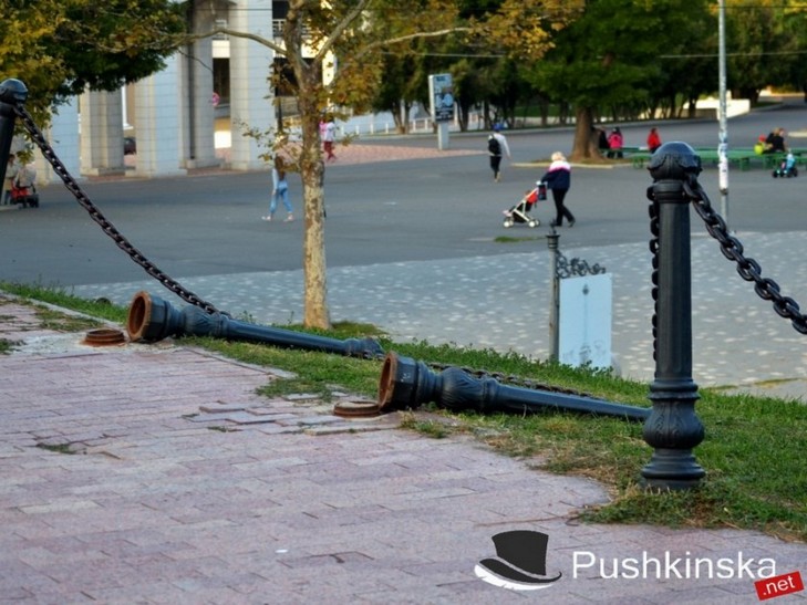 В Одесі вандали пошкодили огорожу біля пам'ятника Олександру ІІ - фото 1