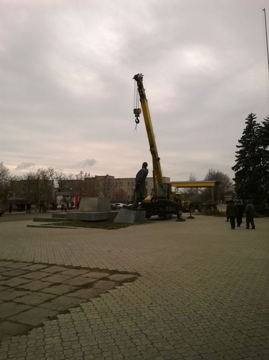 На Запоріжжі Ленін зірвався з троса під час демонтажу - фото 1