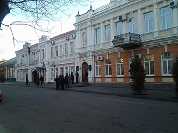 Будівлю Мелітопольського міськвиконкому оточили поліцейські - фото 1
