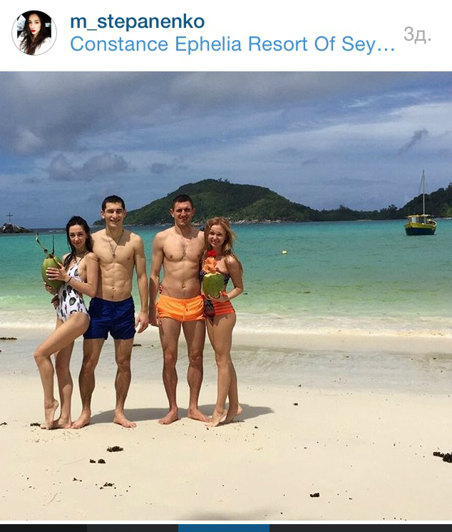 Як гарненька дружина футболіста Ахметова у купальнику "тусить" на Сейшелах - фото 4