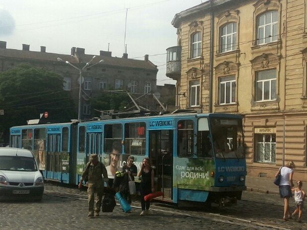 Львівський трамвай злетів з рейок (ФОТО) - фото 1