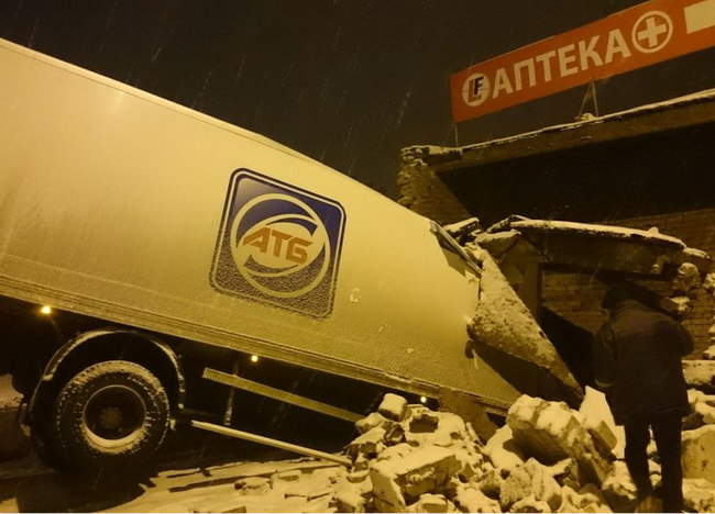 У Дніпропетровську вантажівка знесла цегляну стіну - фото 1