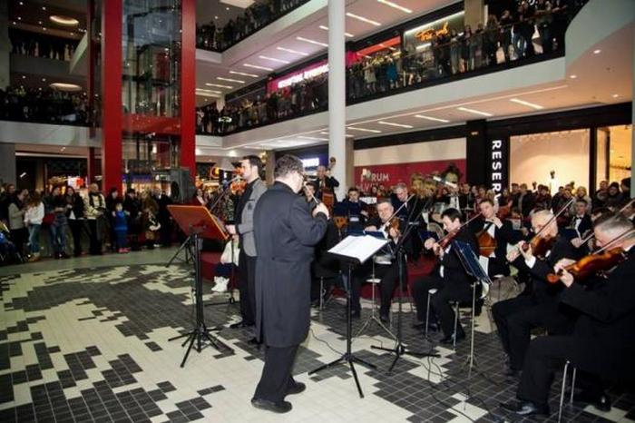У Львові люди у торговому центрі плакали, коли оркестр виконував хіти Скрябіна - фото 1
