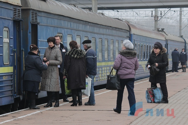 У "ЛНР" запустили поїзд до "ДНР" і мріють про подорожі в Україну (ФОТО) - фото 1