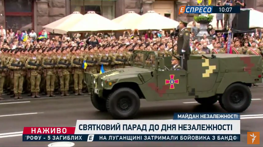 Міністр оборони України Степан Полторак керує військовим парадом - фото 1