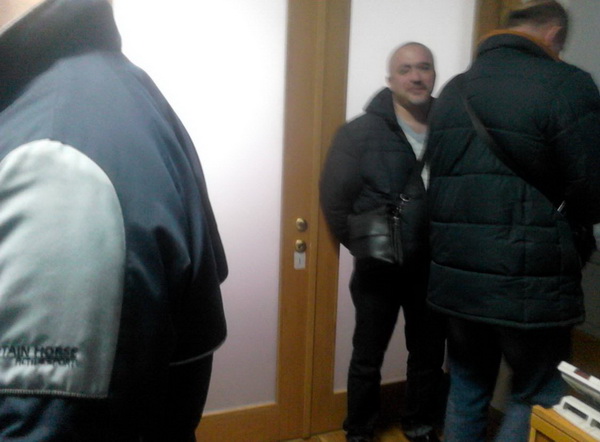 Поліція не змогла зрушити "спортсменів" од дверей дніпропетровського губернатора - фото 1