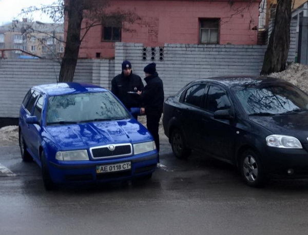 Дніпропетровські патрульні "зачистили" незаконну парковку перед облМВС - фото 2