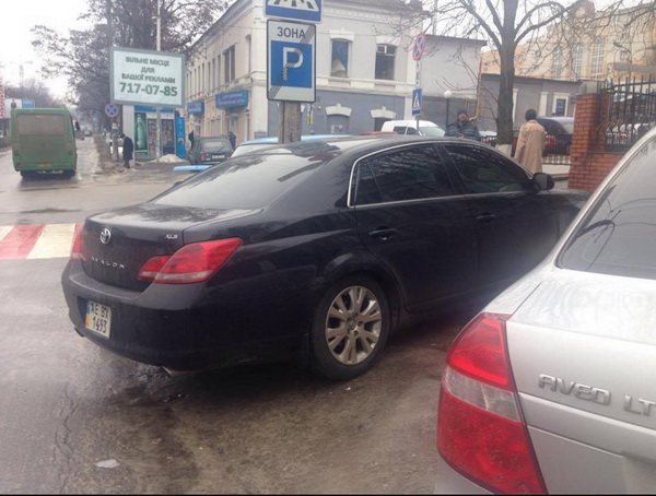 Дніпропетровські патрульні "зачистили" незаконну парковку перед облМВС - фото 3