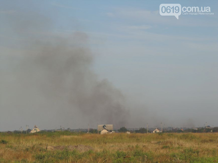 У Мелітополі дев'ять годин рятувальники гасили палаюче поле (ФОТО, ВІДЕО) - фото 6