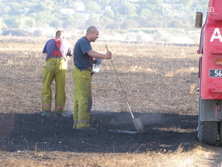 У Мелітополі дев'ять годин рятувальники гасили палаюче поле (ФОТО, ВІДЕО) - фото 4