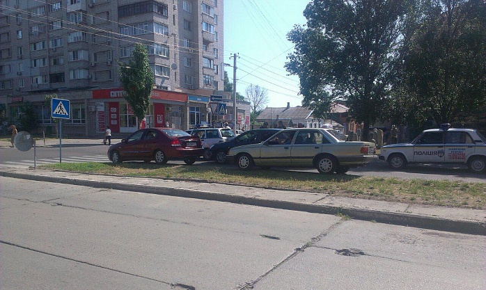 У центрі Бердянська сталася аварія за участю поліцейської машини  - фото 1