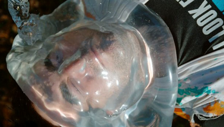 Як вибухає презерватив з водою, напнутий на голову техаського відчайдуха - фото 4