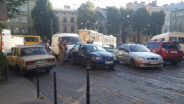 Львівські трамваї припинили рух (ФОТО) - фото 1
