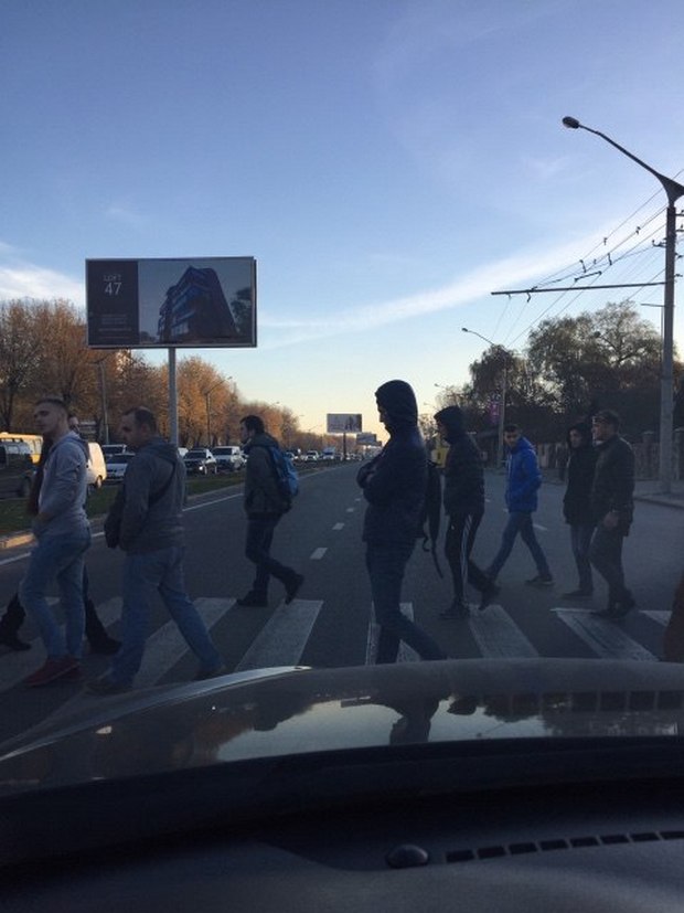 Футбольні уболівальники знову перекрили рух транспорту у Львові - фото 2