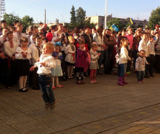 Більше 500 людей пройшли Сєвєродонецьком у параді вишиванок (ФОТО)  - фото 6