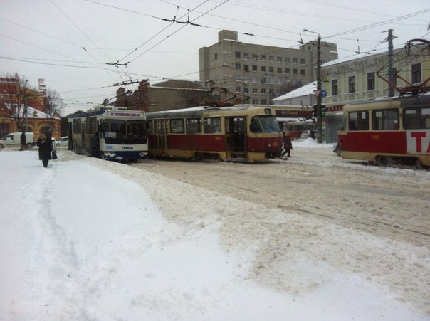 У Харкові трамвай "дрифтанув" прямісінько в тролейбус  - фото 2