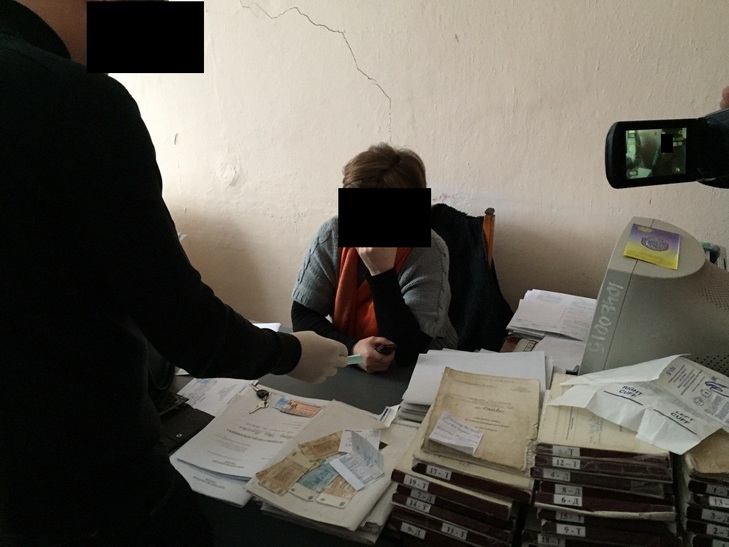 На Буковині затримали військовопосадовця, який брав хабарі у призовників - фото 2