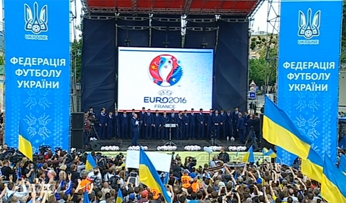 Футболісти збірної України "при параді" вийшла на сцену на Михайлівській площі - фото 1