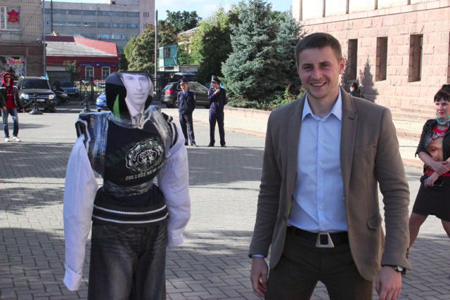 "Гарячу лінію" губернатора Кіровоградщини очолив активіст, який палив його опудало - фото 1