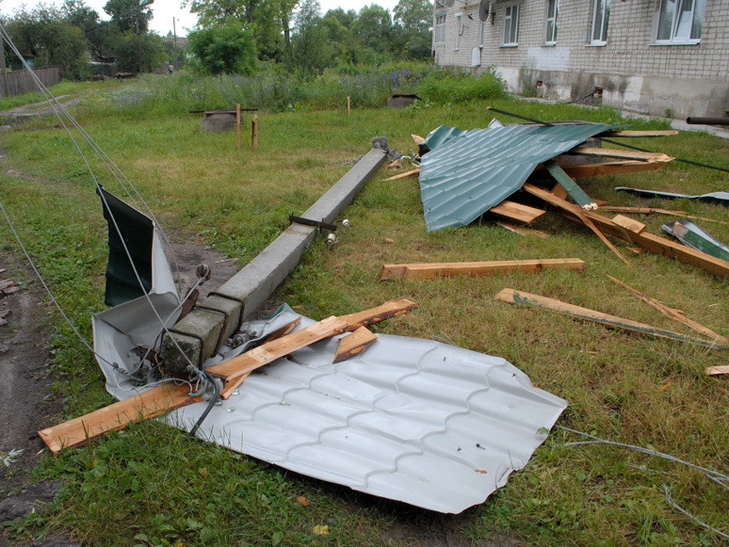 На Сумщині буревій позривав дахи зі шкіл та багатоповерхівок  - фото 1