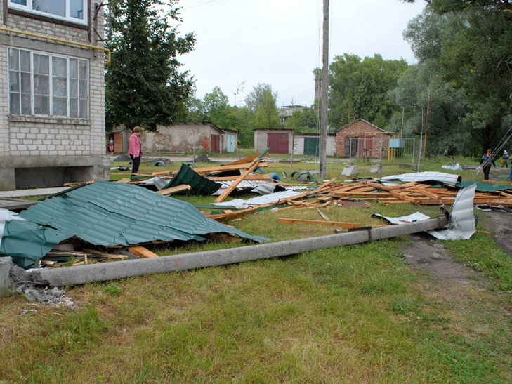 На Сумщині буревій позривав дахи зі шкіл та багатоповерхівок  - фото 2