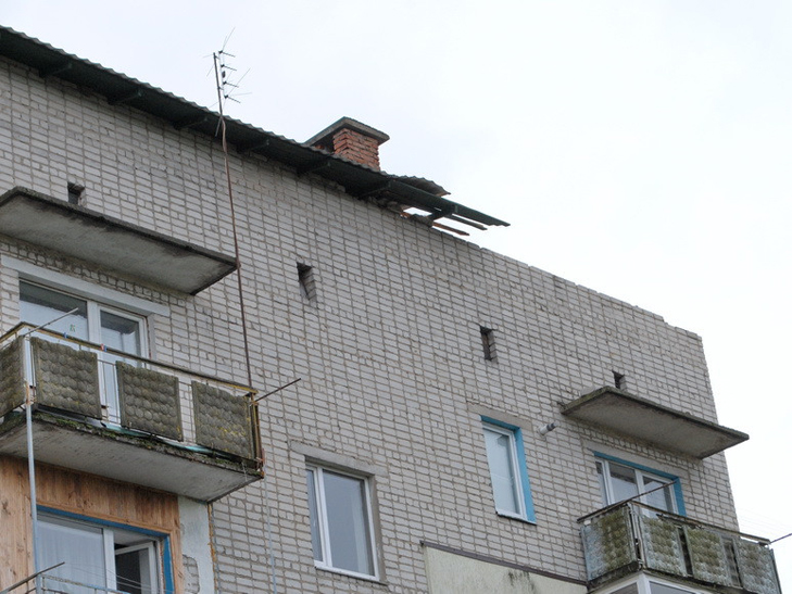 На Сумщині буревій позривав дахи зі шкіл та багатоповерхівок  - фото 3