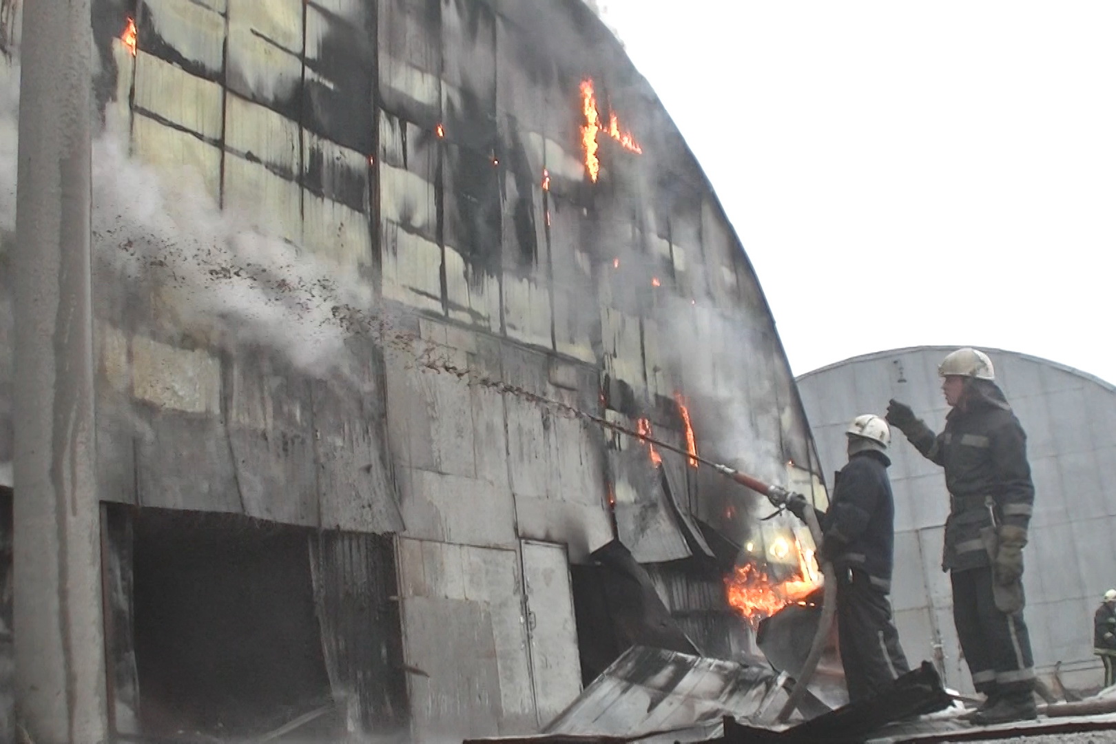 На харківському заводі палав склад  - фото 3
