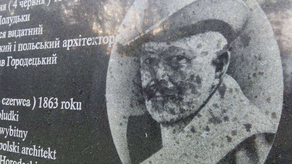 Вінницькі активісти відновили дошку Городецькому, яку пошкодили вандали - фото 1