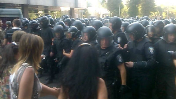 Біля Ради почалася бійка між силовиками та мітингувальниками: Є постраждалі - фото 1