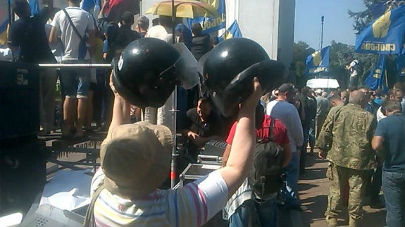 Мітингувальники відібрали у правоохоронців купу щитів і шоломів - фото 1