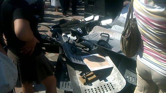 Мітингувальники відібрали у правоохоронців купу щитів і шоломів - фото 2