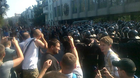 Біля Ради почалася бійка між силовиками та мітингувальниками: Є постраждалі - фото 2
