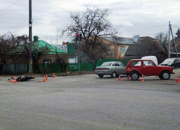 У Кіровограді жорстко не розминулися мотоцикл і "Нива" - фото 1