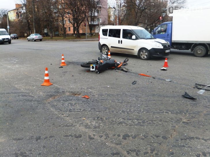 У Кіровограді жорстко не розминулися мотоцикл і "Нива" - фото 2