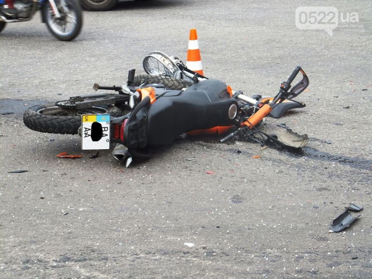 У Кіровограді жорстко не розминулися мотоцикл і "Нива" - фото 3