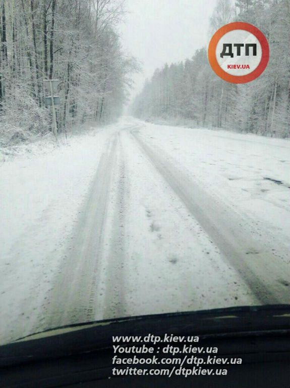 Дороги Київщини засипало снігом  - фото 1