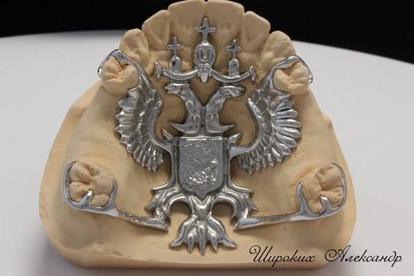 Росіяни роблять прикраси для зубів у вигляді двоголового орла - фото 1