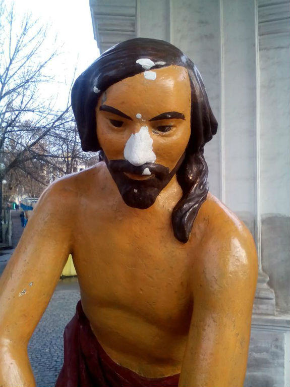 Скульптурі Самсона на Подолі зробили "пластичну операцію" носа  - фото 1