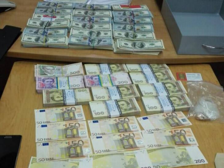 В одного з затриманих в Одесі високопосадовців міноборони в банку виявили десятки тисяч доларів - фото 2