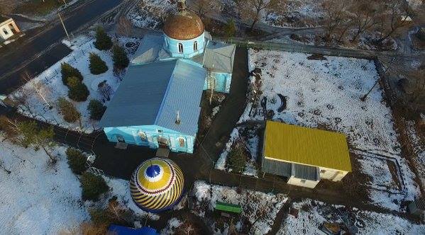Купол на церкві під окупованим Луганськом розмалювали у кольорах "хунти" (ФОТО) - фото 2