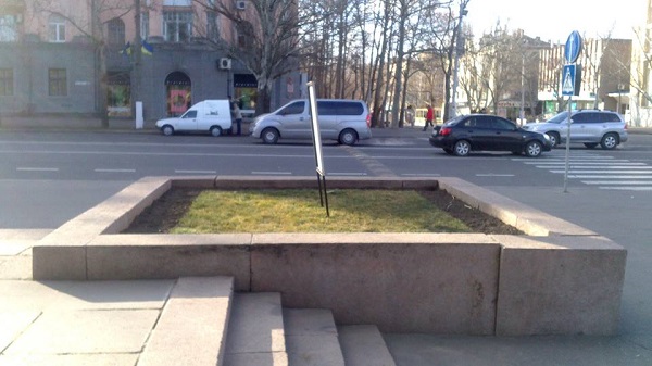 У Миколаєві посеред клумби встановлять бронзовий пам'ятник Євромайдану - фото 1