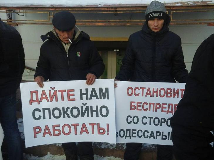 В Одесі під головним управлінням поліції зібралися мітингувальники - фото 1